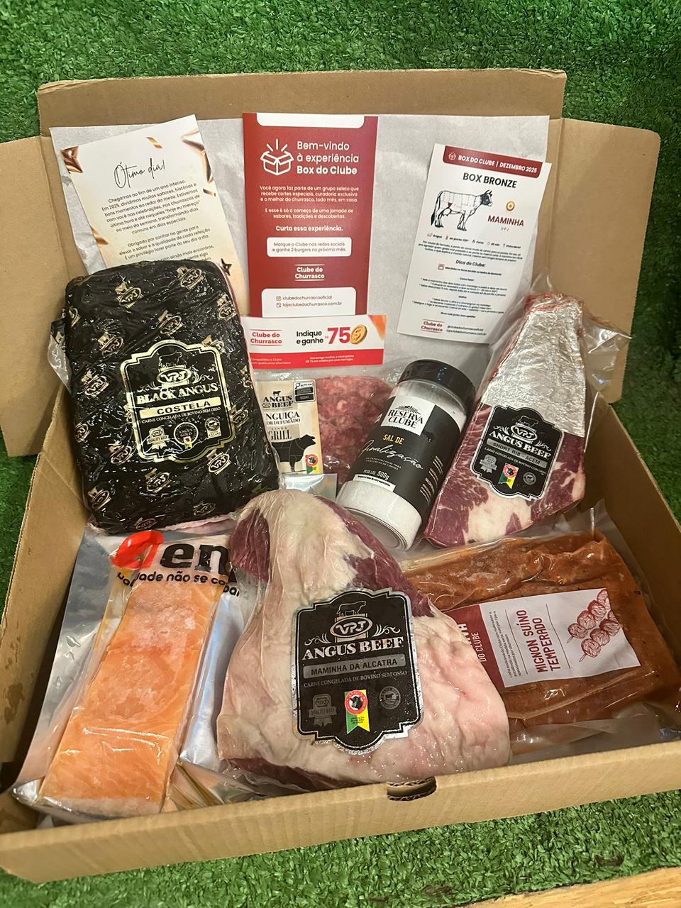 Box Bronze aberta, com os produtos da edição de dezembro de 2025