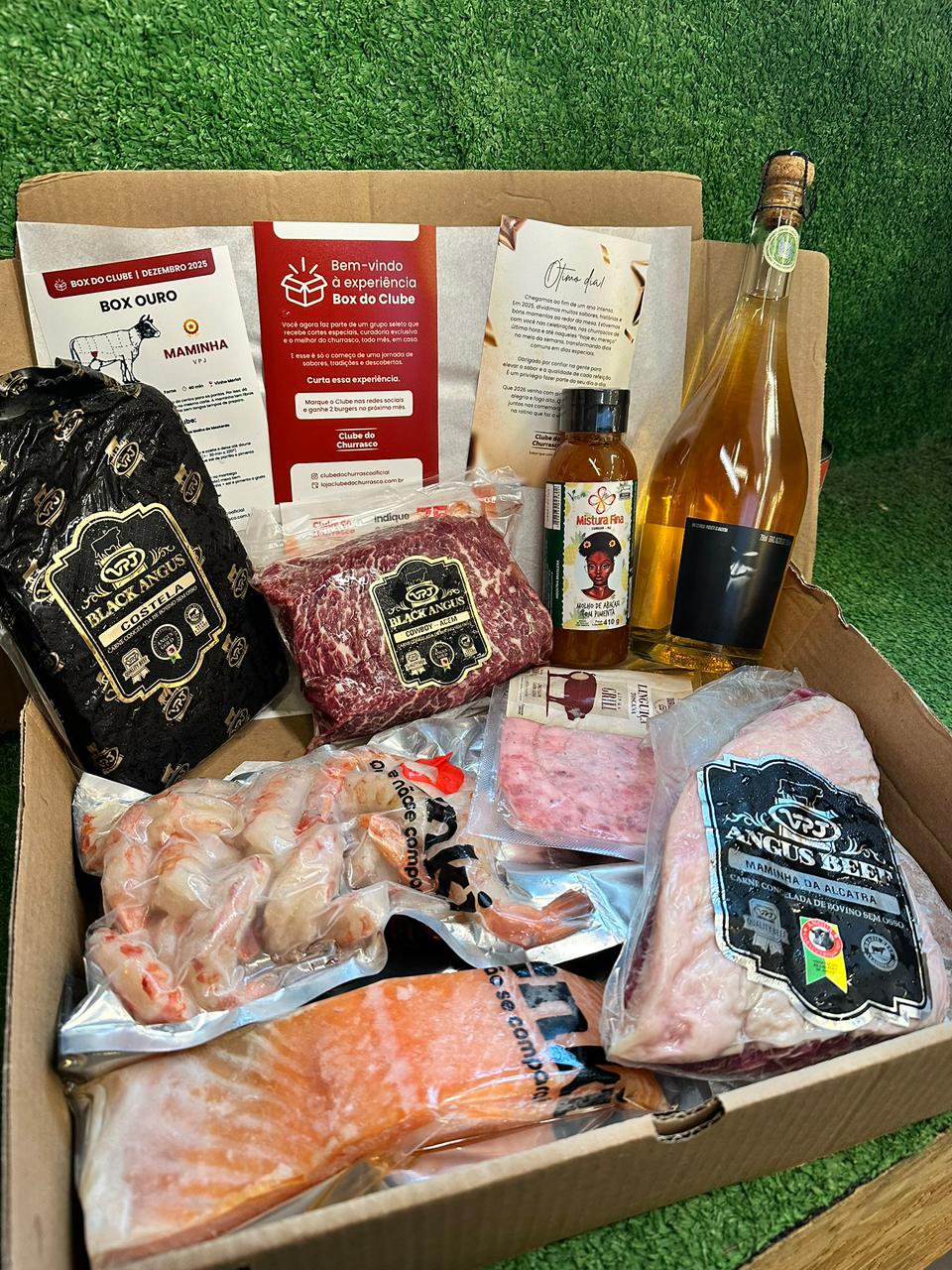 Box Ouro aberta, com os produtos da edição de dezembro de 2025