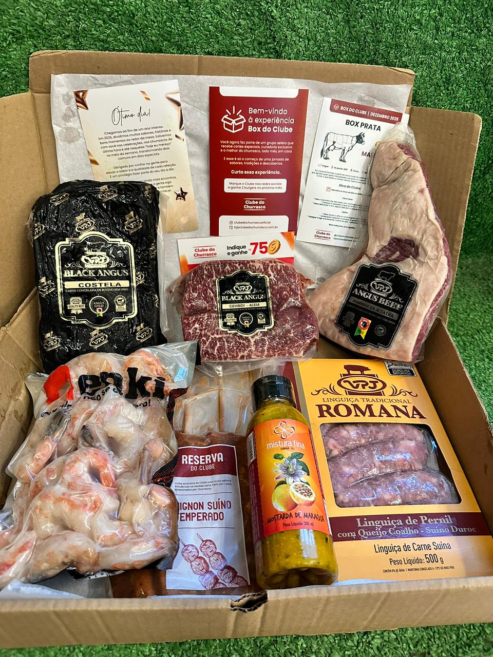 Box Prata aberta, com os produtos da edição de dezembro de 2025